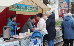 В Мосальске прошла Георгиевская ярмарка и открылась Доска почёта