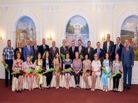Анатолий Артамонов вручил почетные награды